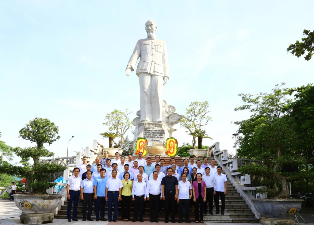   The delegation of leaders of Hung Yen and Hoa Binh provinces offers incense and flowers at the Uncle Ho Monument on the Hoa Binh Hydropower Plant